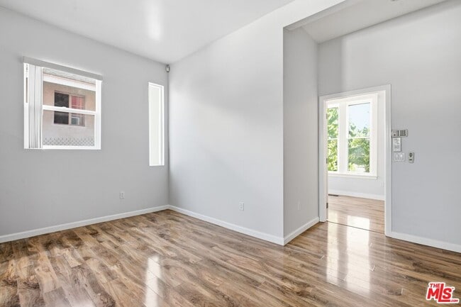 Building Photo - 141 W Ave 31