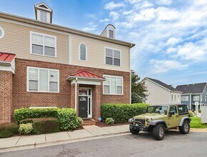 Building Photo - Beautiful End-Unit Townhome on a Prime Location!