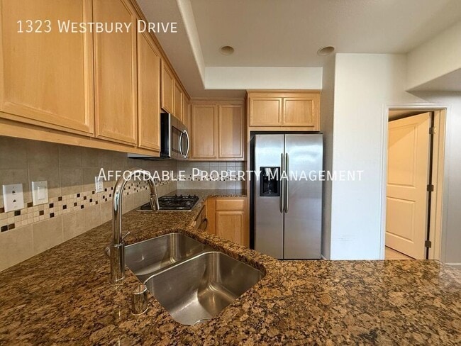 Building Photo - 1323 Westbury Dr