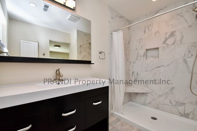 Building Photo - 627 Tanbark Terrace