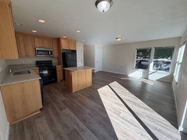 Building Photo - MOVE IN SPECIAL: HALF OFF FIRST MONTH'S RE...