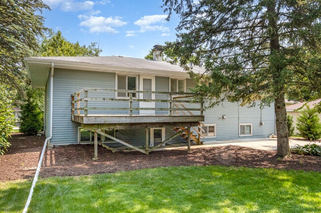 Building Photo - 29 Robin Hill Dr