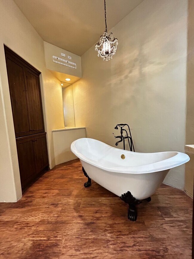 Building Photo - On GOLF COURSE LOT - 3 Bed/3Bath GATED Com...