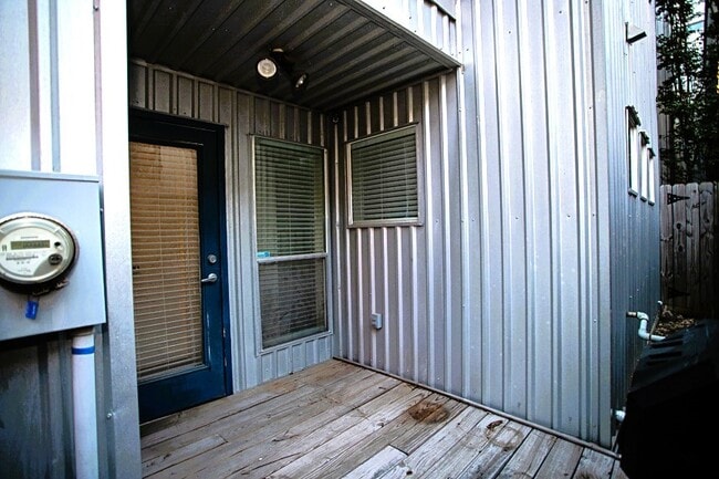 Building Photo - 1713 Gillette St