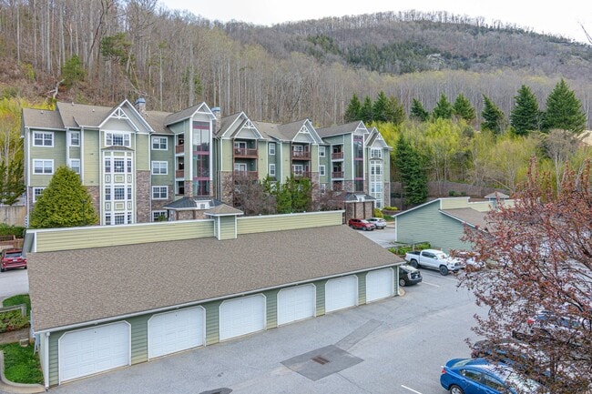 Building Photo - Beautiful 1-Bedroom Condo with Detached Garage in Eastwood Village Complex (Water Included)