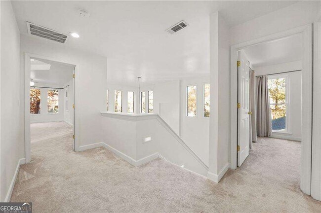 Building Photo - 1086 Pine Grove Ave NE