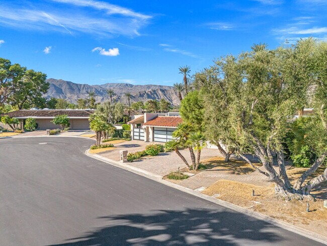 Building Photo - 10 Whittier Ct