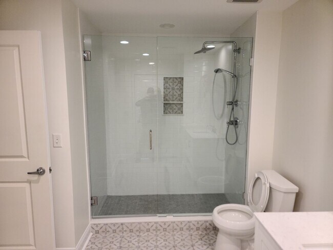 Building Photo - Gorgeous 1 bedroom, 1 bathroom condo in Mo...