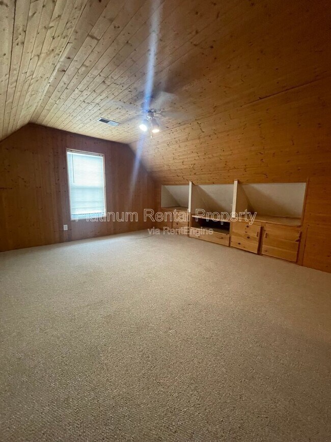 Building Photo - 475 Ellesmere Way