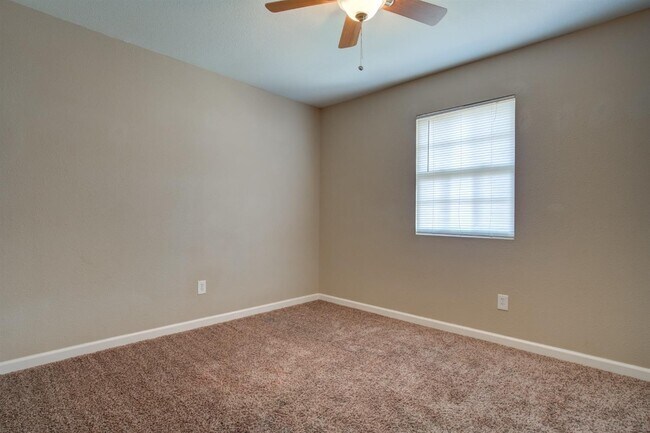 Building Photo - 400 Cedar Ave