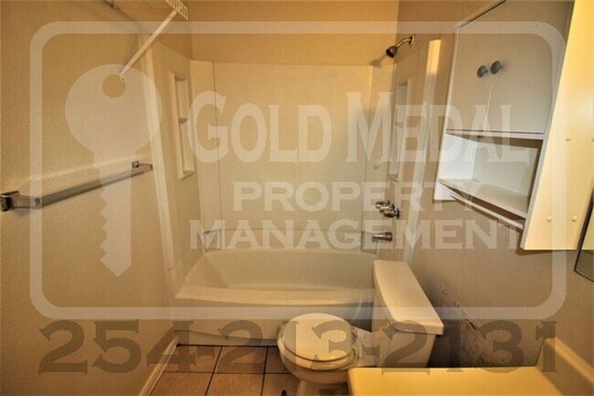 Building Photo - 4801 Cedarhill Cir