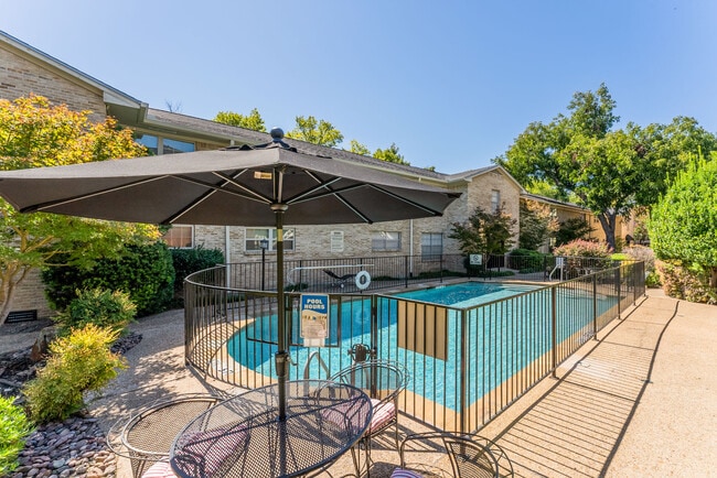 Building Photo - 7718 Royal Ln