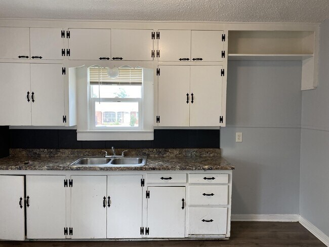 Building Photo - 632 SW 44th St