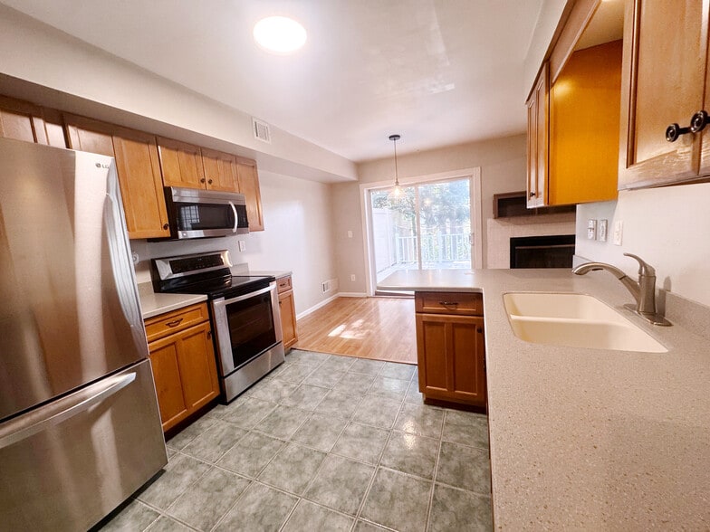 Building Photo - 46 Deer Run Dr