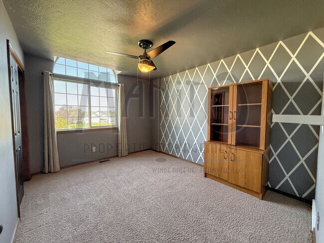 Building Photo - Sprawling Mead Home