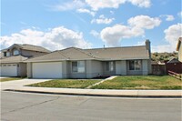 Building Photo - Roomy 4 bedroom home in Hesperia