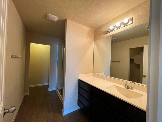 Building Photo - 3400 Ortman Dr