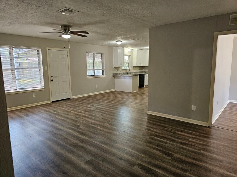 dining area - 9806 Thrush St