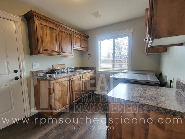 Building Photo - Large & Beautiful 6 Bedroom, 3 Bathroom Ho...