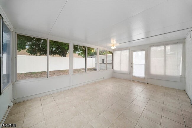 Building Photo - 15624 Sunny Crest Ln