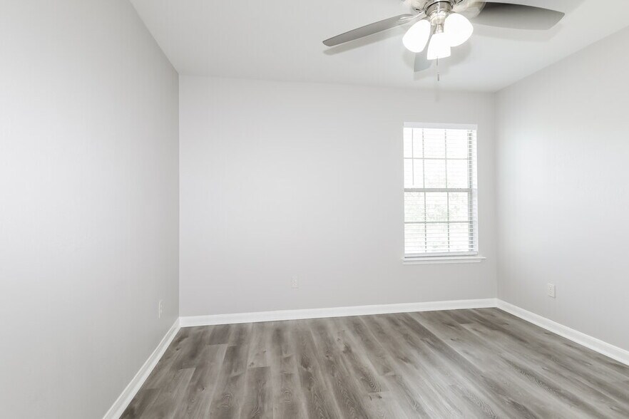Building Photo - 15111 Western Skies Dr
