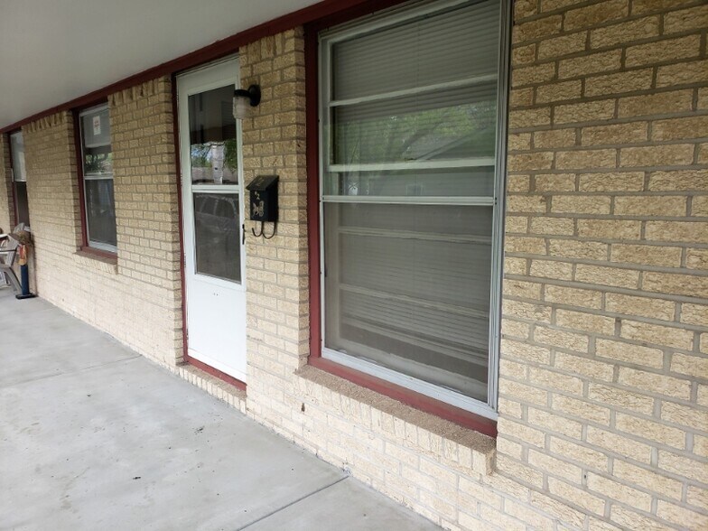 Building Photo - 1822 S Bonn Ave