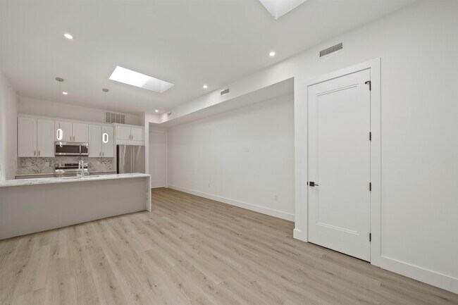 Building Photo - 491 Broadway