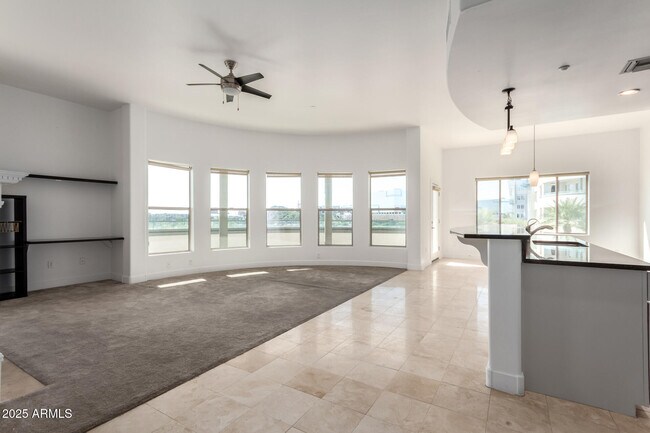 Building Photo - 945 E Playa Del Norte Dr