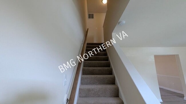 Building Photo - 9819 Town Ln