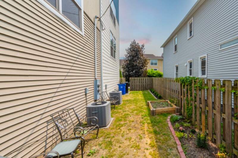 Building Photo - 721 University Ct