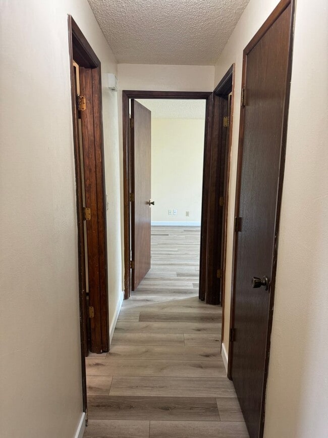 Building Photo - Lovely 2-bedroom/1-bathroom duplex with garage!
