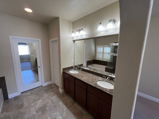 Building Photo - Gorgeous Single Story Sunridge Park Home!