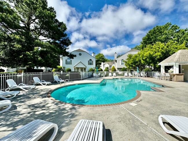 Building Photo - 2-Bedroom Condo Ready 08-01-24! Community ...