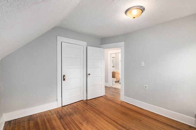 Building Photo - 3 bed/1.5 Bath Single Family Home