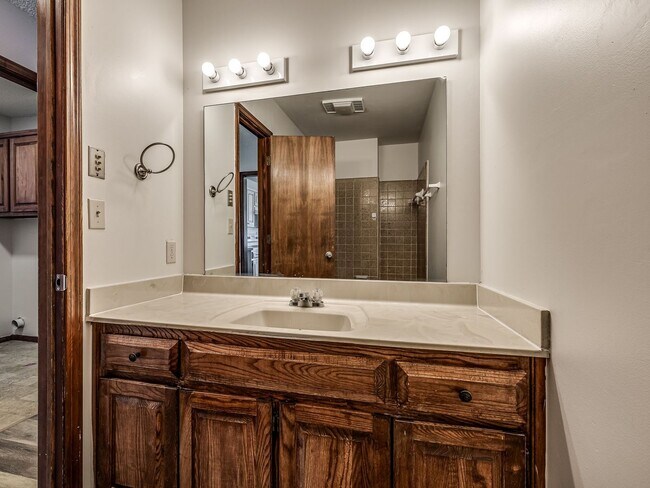 Building Photo - Move in discount / $800 first month rent