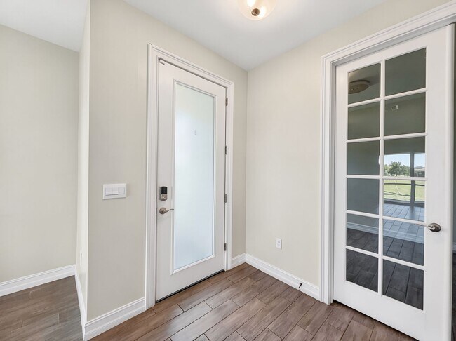 Building Photo - Live the Southwest Florida lifestyle in this lakefront villa in South Naples!
