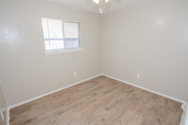 Building Photo - 9311 Golden Wood Ln
