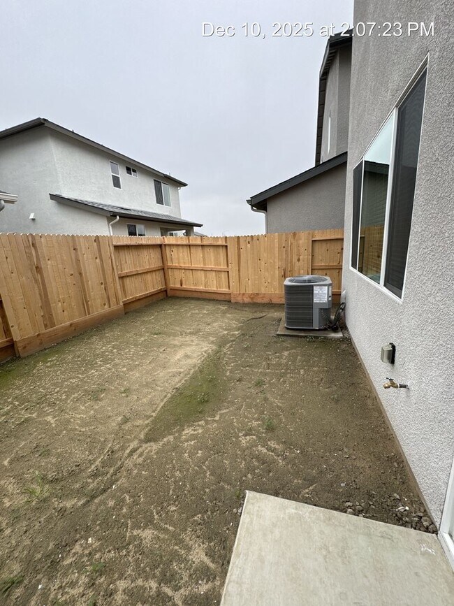 Building Photo - Newly built Home!