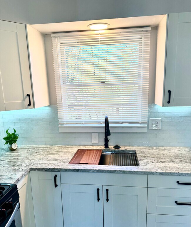 Building Photo - 2168 Plainfield Ave