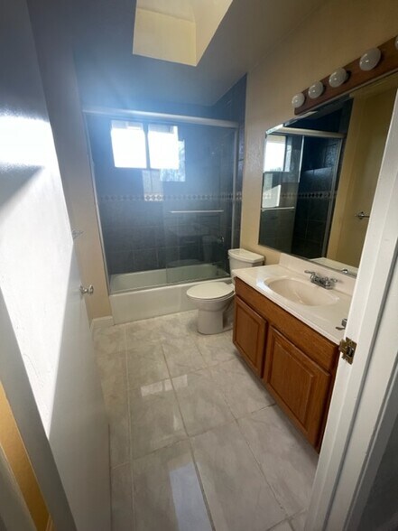 Building Photo - 832 loadstone court