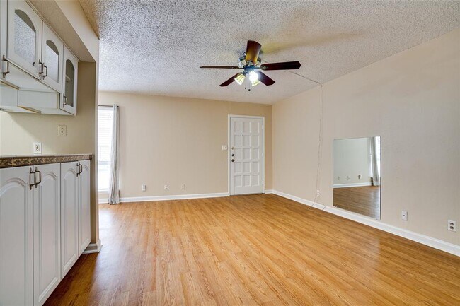 Building Photo - 500 E Riverside Dr