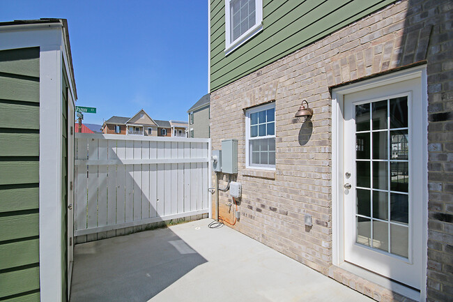 Building Photo - Light-Filled & Cozy Old Trail Townhome