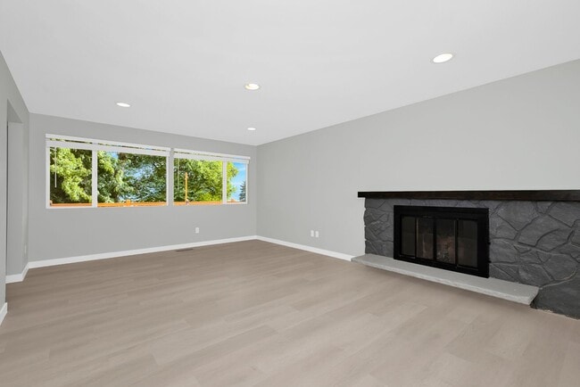 Building Photo - 17145 NE 5th Pl