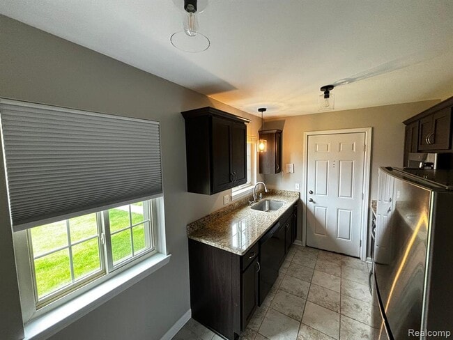 Building Photo - 454 Romeo Rd