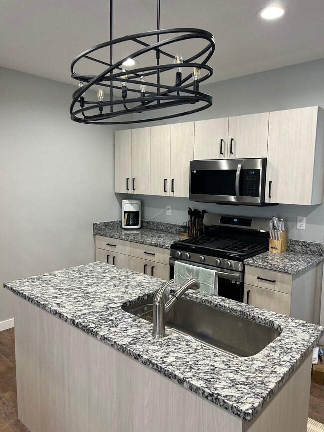 Building Photo - 418 W 18th St