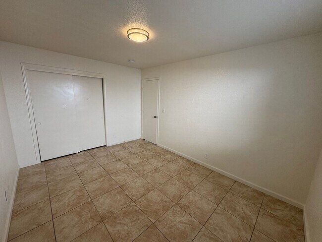 Building Photo - NE Visalia home Rent Ready!