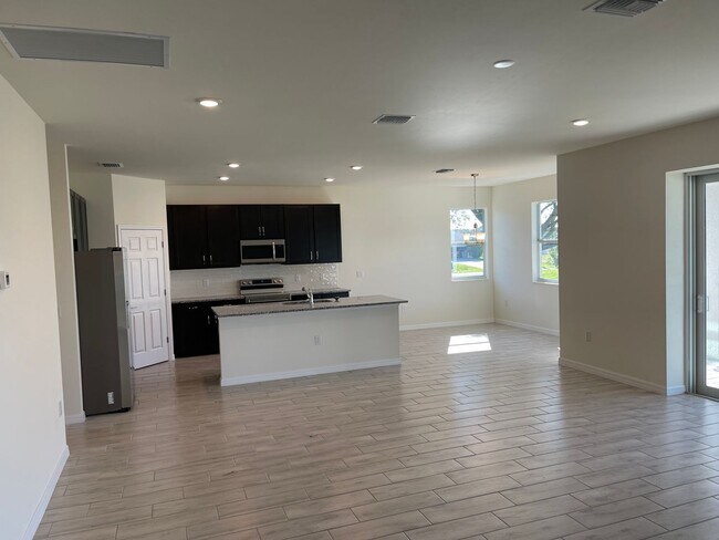 Building Photo - Stunning and spacious Single Family Home!