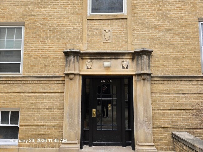 Building Photo - 4538 N Wolcott Ave