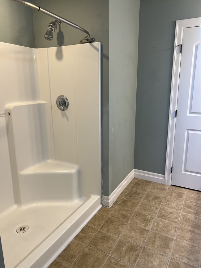 Building Photo - 1526 NE Market Dr