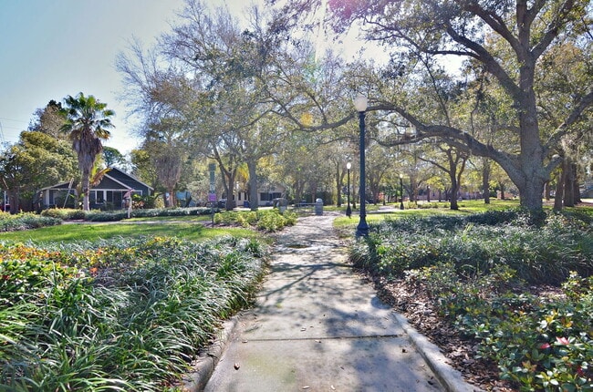 Building Photo - 912 Hart St